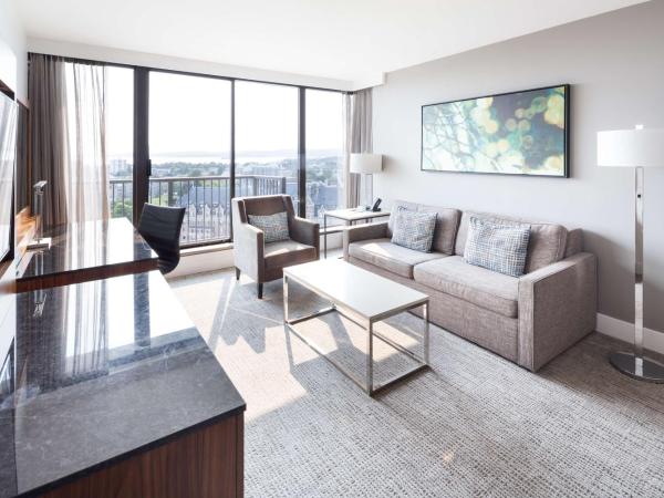 DoubleTree by Hilton Hotel & Suites Victoria : photo 4 de la chambre suite lit king-size avec balcon