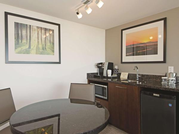 DoubleTree by Hilton Hotel & Suites Victoria : photo 6 de la chambre suite familiale