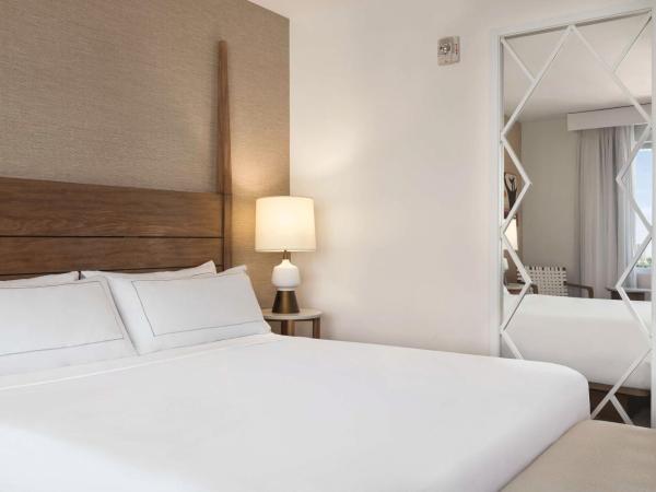 Hilton Cabana Miami Beach Resort : photo 2 de la chambre hébergement deluxe 1 lit king-size avec balcon - vue sur ville