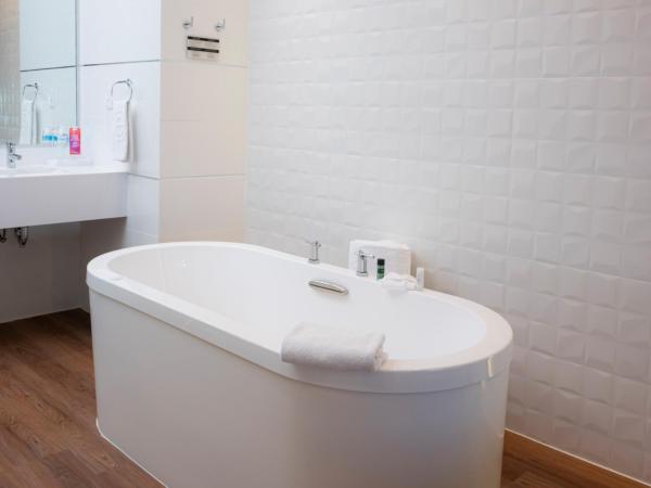 Ramada Encore by Wyndham Queretaro : photo 7 de la chambre king suite with massage sofa bed and hot tub