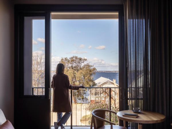 Wonil Hotel Perth - Handwritten Collection : photo 1 de la chambre chambre lit king-size avec balcon