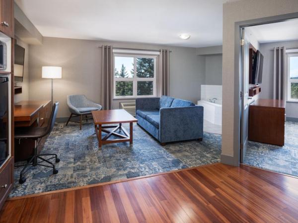 Four Points by Sheraton Victoria Gateway : photo 2 de la chambre suite exécutive avec 1 chambre, 1 lit king size, canapé-lit et baignoire spa