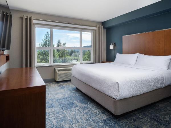 Four Points by Sheraton Victoria Gateway : photo 5 de la chambre suite exécutive avec 1 chambre, 1 lit king size, canapé-lit et baignoire spa