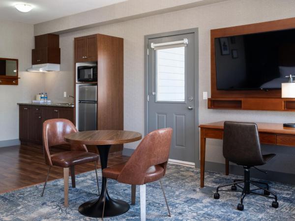 Four Points by Sheraton Victoria Gateway : photo 2 de la chambre suite d’angle avec 1 lit king-size et balcon