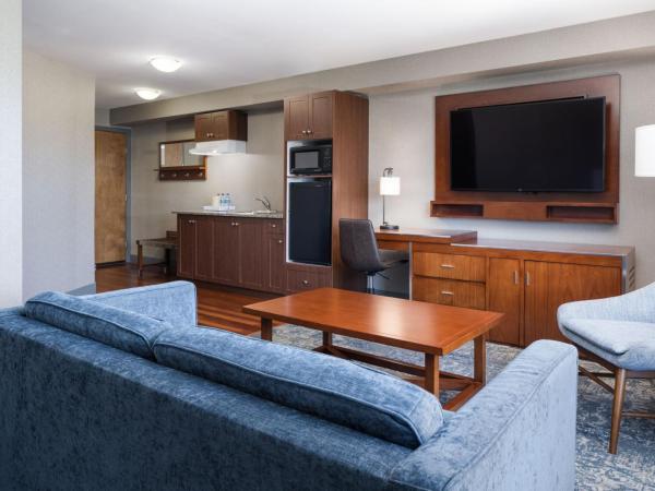Four Points by Sheraton Victoria Gateway : photo 4 de la chambre suite exécutive avec 1 chambre, 1 lit king size, canapé-lit et baignoire spa