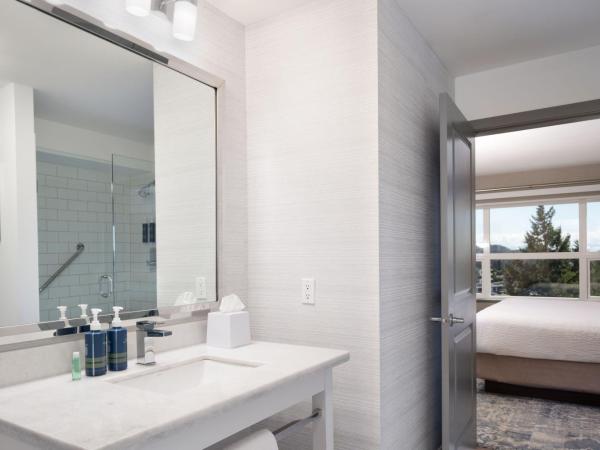 Four Points by Sheraton Victoria Gateway : photo 1 de la chambre suite exécutive avec 1 chambre, 1 lit king size, canapé-lit et baignoire spa