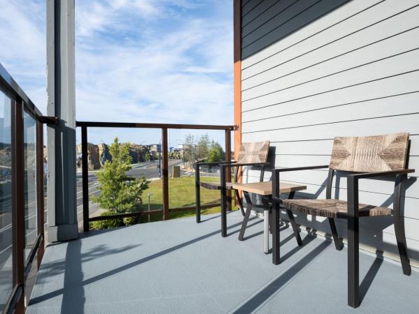Four Points by Sheraton Victoria Gateway : photo 4 de la chambre suite d’angle avec 1 lit king-size et balcon