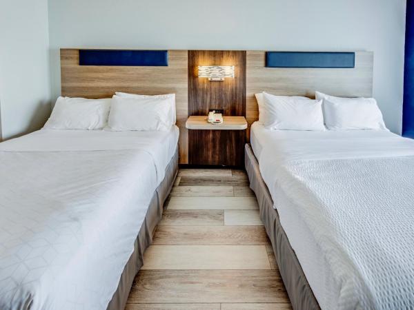 Holiday Inn Express Hotel & Suites Ohio State University- OSU Medical Center, an IHG Hotel : photo 2 de la chambre chambre avec 2 lits queen-size lits adaptée aux personnes malentendantes avec douche accessible en fauteuil roulant - non-fumeurs