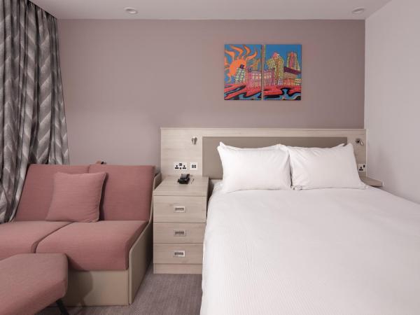 Hampton By Hilton Leeds City Centre : photo 2 de la chambre chambre familiale avec lit queen-size