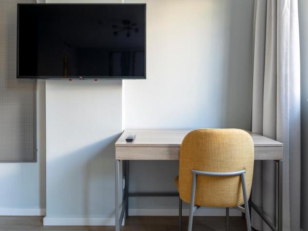 numa I Blend Apartments : photo 4 de la chambre large studio with kitchenette