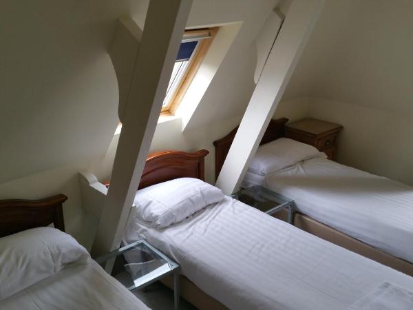 Hotel Isis : photo 6 de la chambre chambre triple avec salle de bains privative
