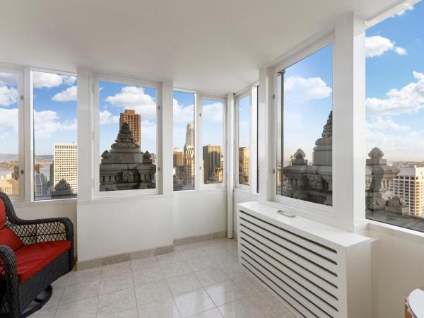 InterContinental Mark Hopkins San Francisco, an IHG Hotel : photo 9 de la chambre suite avec terrasse et lit king-size