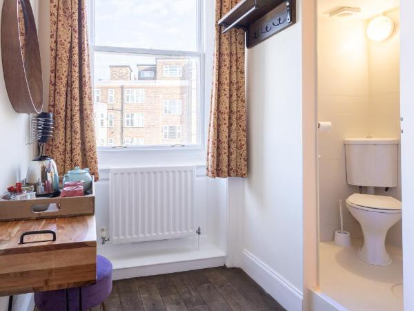 Palmers Lodge Swiss Cottage : photo 5 de la chambre chambre lits jumeaux privée avec salle de bains privative