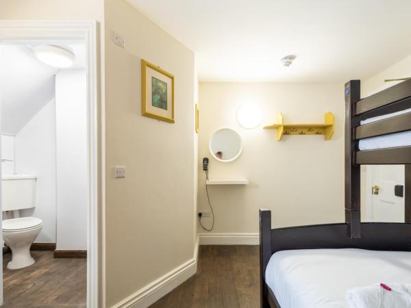 Palmers Lodge Swiss Cottage : photo 7 de la chambre chambre triple avec salle de bains privative