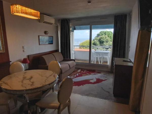 Appart'hôtel Le Trianon : photo 3 de la chambre appartement (4 adultes + 2 enfants) - vue sur mer