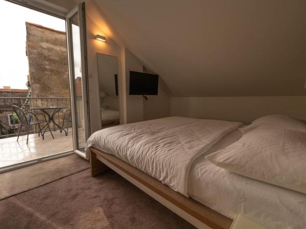 Slavija Culture Heritage Hotel : photo 6 de la chambre chambre lit queen-size avec balcon