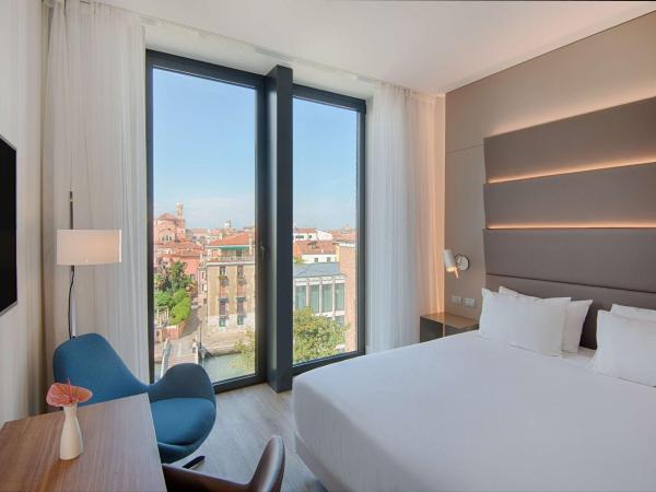 Avani Rio Novo Venice Hotel - previously NH Venezia Rio Novo : photo 2 de la chambre chambre double ou lits jumeaux supérieure avec vue sur le canal