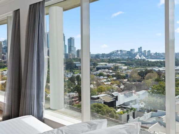 Holiday Inn Sydney Potts Point : photo 2 de la chambre suite 1 chambre avec lit king-size et vue sur le port