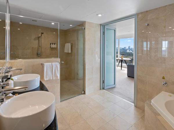 Holiday Inn Sydney Potts Point : photo 5 de la chambre suite 1 chambre avec lit king-size et vue sur le port