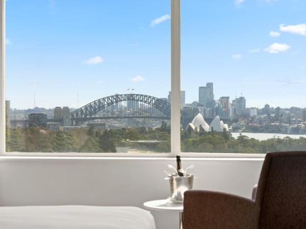 Holiday Inn Sydney Potts Point : photo 4 de la chambre suite 1 chambre avec lit king-size et vue sur le port