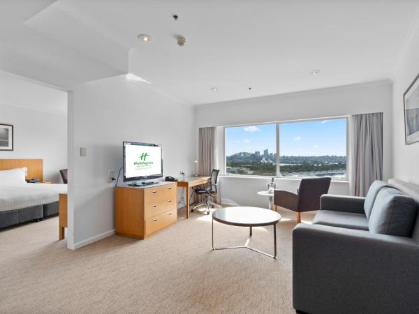 Holiday Inn Sydney Potts Point : photo 3 de la chambre suite 1 chambre avec lit king-size et vue sur le port