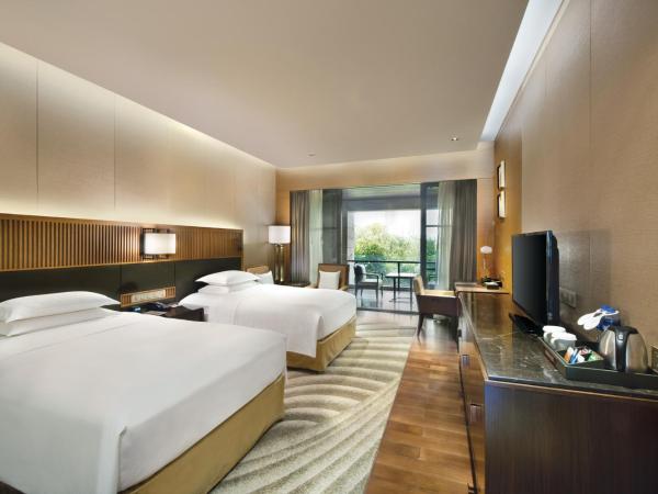 Hilton Wuhan Optics Valley : photo 8 de la chambre chambre lits jumeaux exécutive - accès au salon