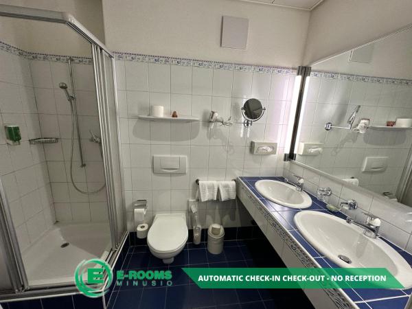 E-Rooms Minusio : photo 6 de la chambre chambre lits jumeaux - vue sur lac