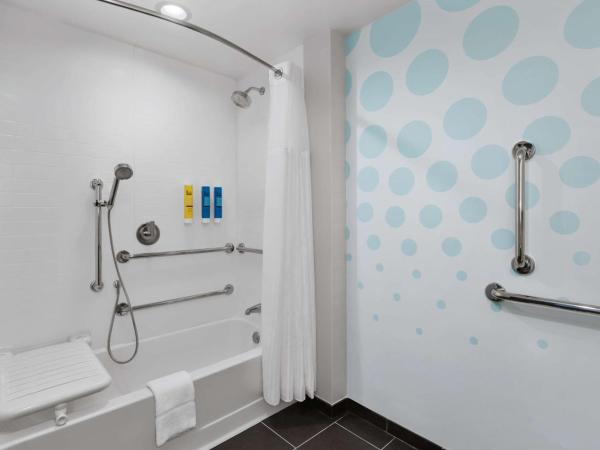 Tru By Hilton Louisville East Ky : photo 5 de la chambre chambre lit king-size avec baignoire accessible aux personnes à mobilité réduite - adaptée aux personnes à mobilité réduite