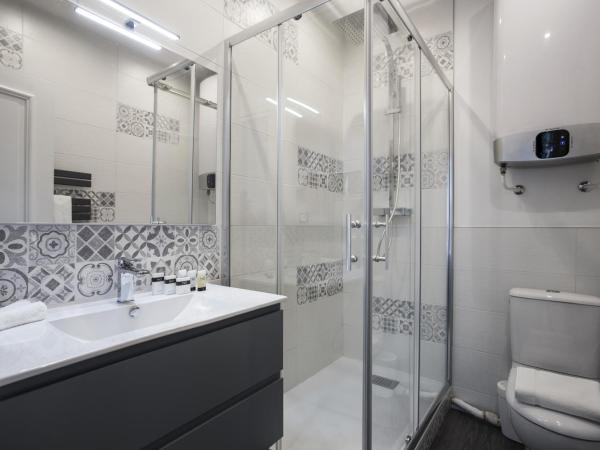 Vestay George V : photo 3 de la chambre suite lit king-size avec balcon