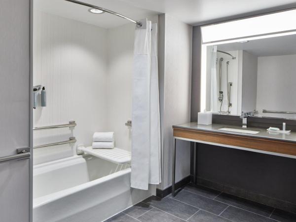 Courtyard by Marriott Detroit Downtown : photo 5 de la chambre chambre lit king-size avec canapé-lit