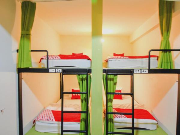 Super OYO 426 All Day Hostel at Sukhmvit : photo 1 de la chambre lit dans dortoir pour hommes de 4 lits