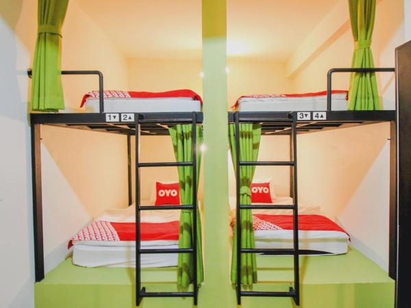 Super OYO 426 All Day Hostel at Sukhmvit : photo 6 de la chambre lit dans dortoir pour hommes de 4 lits