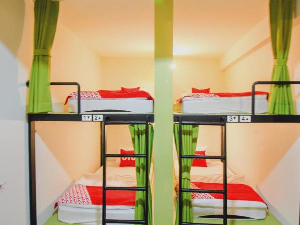 Super OYO 426 All Day Hostel at Sukhmvit : photo 2 de la chambre lit dans dortoir pour hommes de 4 lits