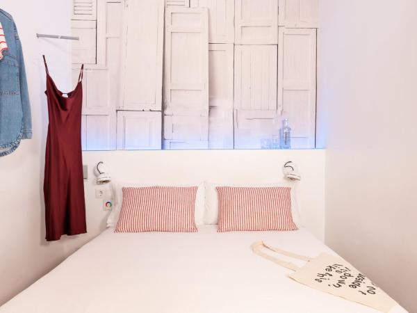 Chic & Basic Tallers Hostal : photo 5 de la chambre chambre double