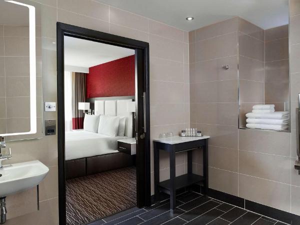 DoubleTree by Hilton Hotel Nottingham - Gateway : photo 6 de la chambre suite junior lit queen-size - accessible aux personnes à mobilité réduite