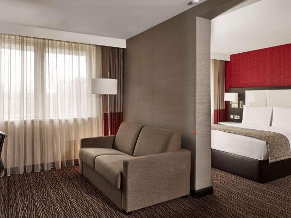 DoubleTree by Hilton Hotel Nottingham - Gateway : photo 1 de la chambre suite junior lit queen-size - accessible aux personnes à mobilité réduite