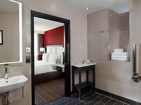 DoubleTree by Hilton Hotel Nottingham - Gateway : photo 4 de la chambre suite junior lit queen-size - accessible aux personnes à mobilité réduite