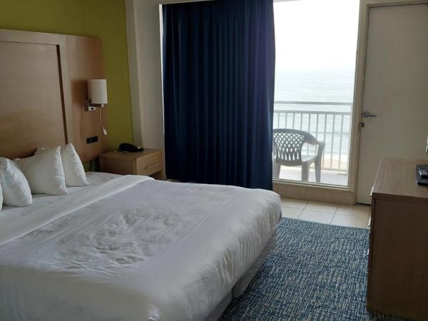 Comfort Suites Beachfront : photo 1 de la chambre suite lit king-size avec canapé-lit - accessible aux personnes à mobilité réduite/non-fumeurs