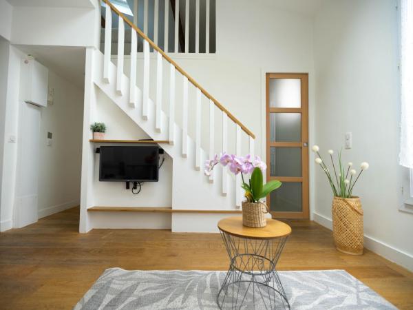 Beatrice et Emmanuel Meublé Eiffel : photo 2 de la chambre appartement avec mezzanine - 3ème Étage