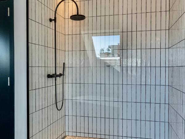 U Eat & Sleep Antwerp : photo 2 de la chambre chambre double deluxe avec douche à effet pluie