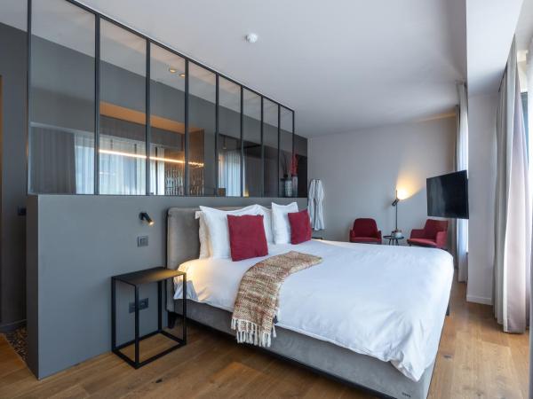 U Eat & Sleep Antwerp : photo 5 de la chambre chambre deluxe avec baignoire et douche à effet pluie