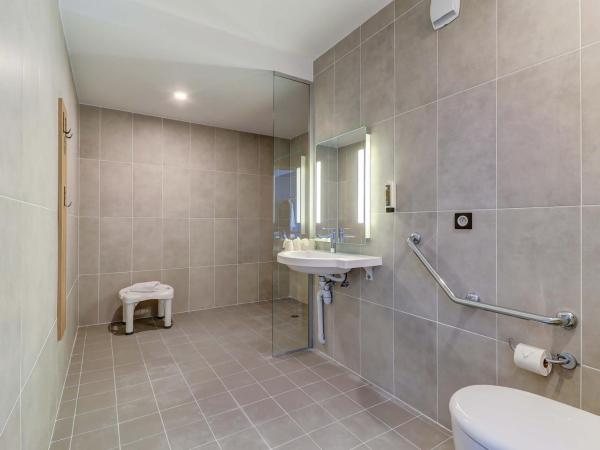 B&B HOTEL Dijon Valmy Toison d'or : photo 4 de la chambre chambre quadruple - accessible aux personnes à mobilité réduite