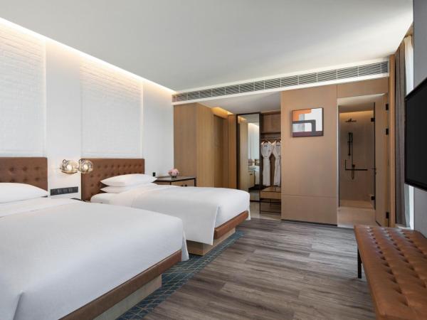 Four Points by Sheraton Shanghai Hongqiao : photo 4 de la chambre corner guest room with two double beds and city view