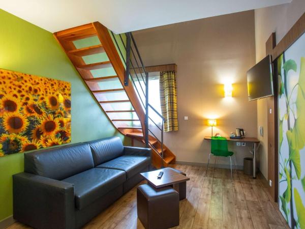 ibis Styles Bourges : photo 2 de la chambre chambre double privilège avec canapé
