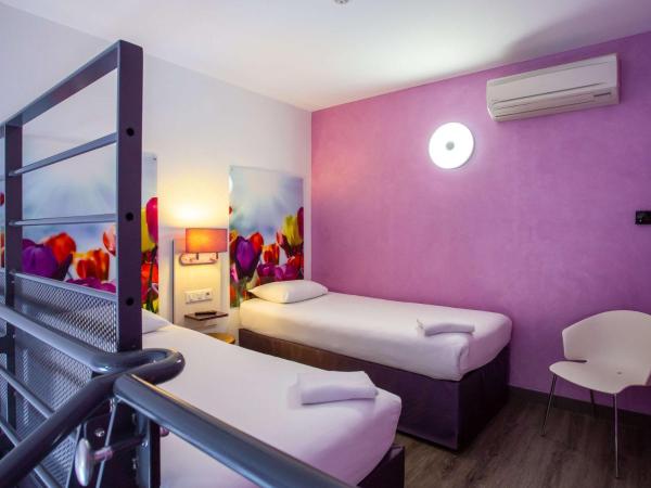 ibis Styles Bourges : photo 10 de la chambre suite familiale standard avec 1 lit double et lits jumeaux