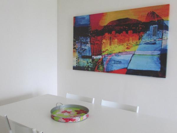 Lindo apto no Barrabela, todo equipado, com arcondicionados split novos no quarto e na sala, limpíssimo, cheiroso, novinho, condomínio em frente à praia, com piscina aquecida, sauna, quadra, academia, lavanderia, salão de beleza, restaurantes, mercado 24h : photo 3 de la chambre appartement avec balcon