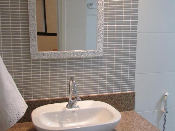 Lindo apto no Barrabela, todo equipado, com arcondicionados split novos no quarto e na sala, limpíssimo, cheiroso, novinho, condomínio em frente à praia, com piscina aquecida, sauna, quadra, academia, lavanderia, salão de beleza, restaurantes, mercado 24h : photo 9 de la chambre appartement avec balcon