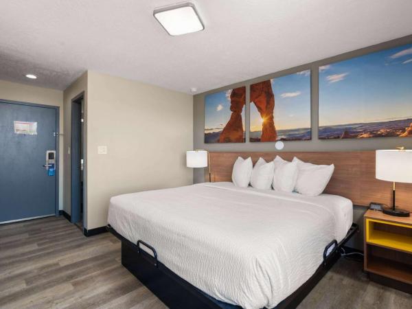 Days-Inn by Wyndham Albuquerque I-25 : photo 1 de la chambre chambre lit king-size pour personnes à mobilité réduite - baignoire avec barres d’appui - non-fumeurs