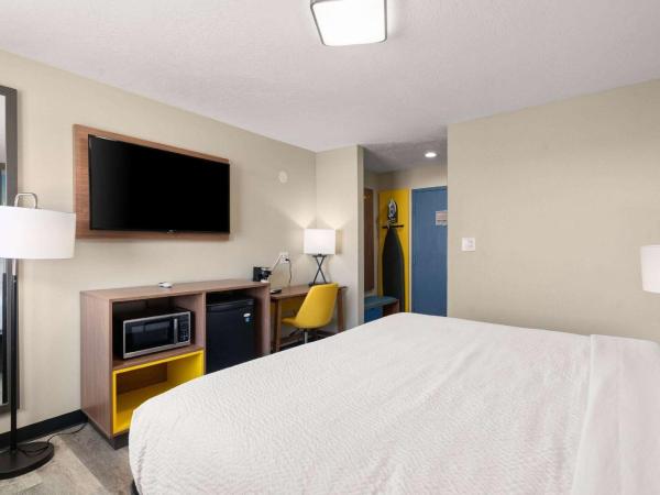 Days-Inn by Wyndham Albuquerque I-25 : photo 5 de la chambre chambre lit king-size pour personnes à mobilité réduite - baignoire avec barres d’appui - non-fumeurs