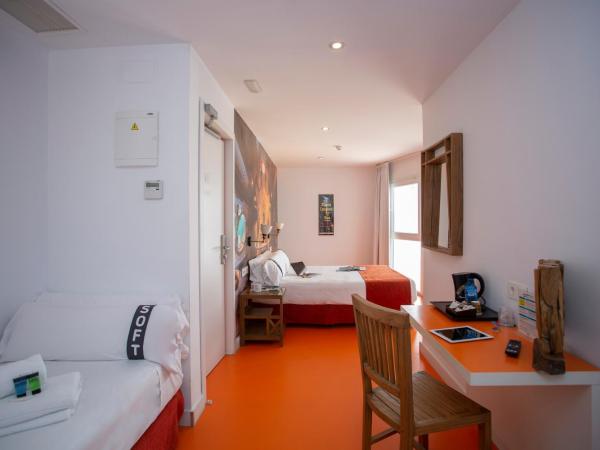 Casual del Mar Málaga : photo 1 de la chambre chambre triple intérieure Économique